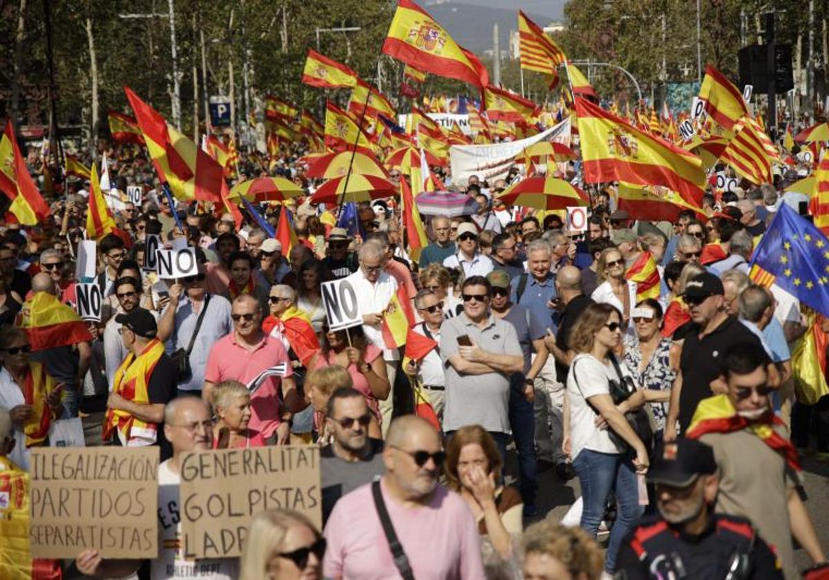 Miles de personas claman en Barcelona contra la amnistía que ya negocia Sánchez