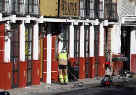 Un bombero trabaja frente a la discoteca Teatre.