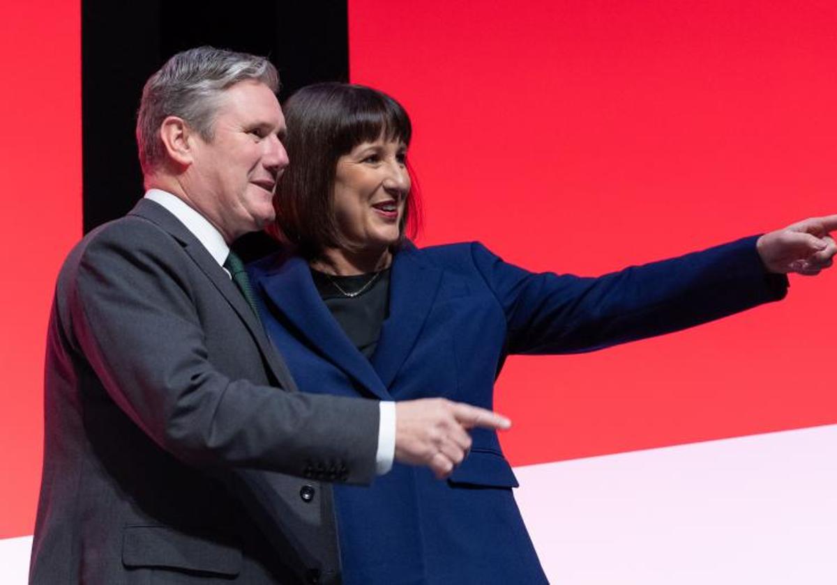 El líder del Partido Laborista, sir Keir Starmer, junto a la ministra de Hacienda británica, Rachel Reeves, en la primera jornada de la conferencia laborista.