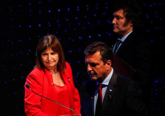 Los candidatos presidenciales argentinos Sergio Massa, Patricia Bullrich y Javier Milei asisten al debate presidencial de cara a las elecciones generales del 22 de octubre