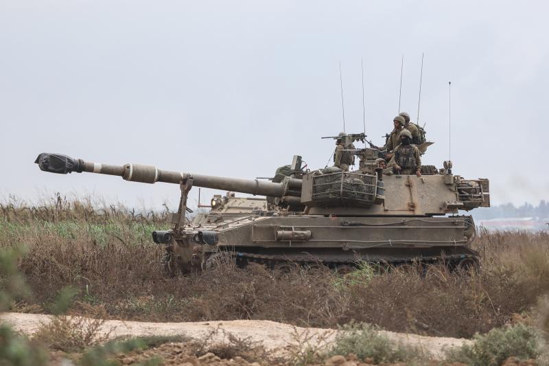 Un tanque israelí vigila la línea de contacto para evitar la inflitración de milicianos palestinos desde Gaza