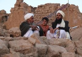 Los afganos excavan con sus propias manos en busca de sus muertos en el terremoto