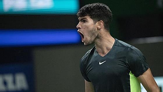 Alcaraz doma a Evans