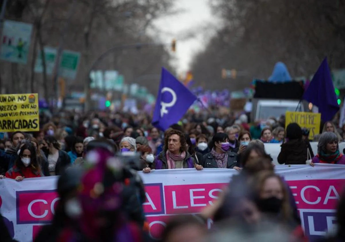 Un grupo de mujeres en una manifestación por el 8M