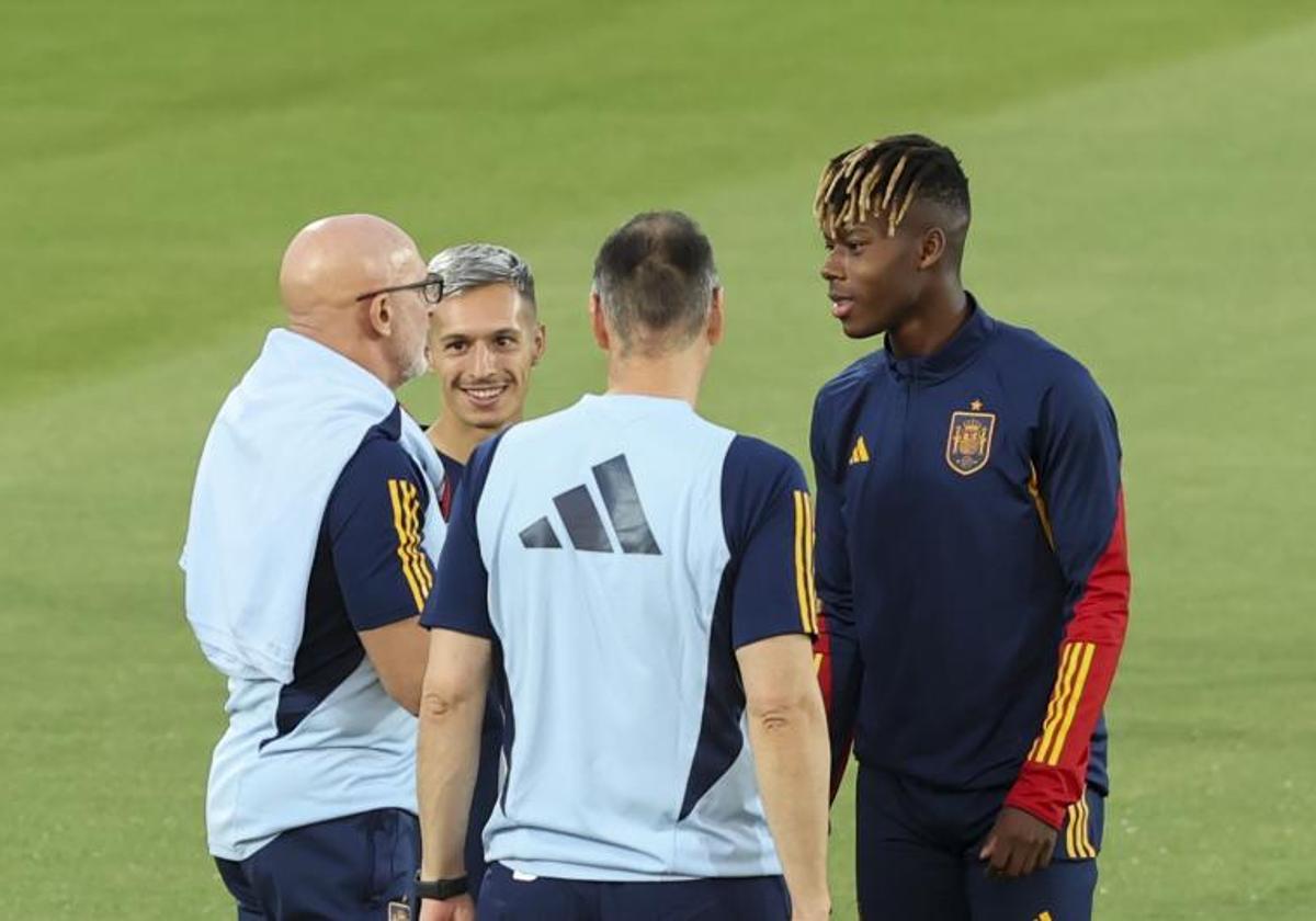 Luis de la Fuente charla con Bryan Zaragoza y Nico Williams durante el entrenamiento que completó este lunes la selección en Las Rozas.