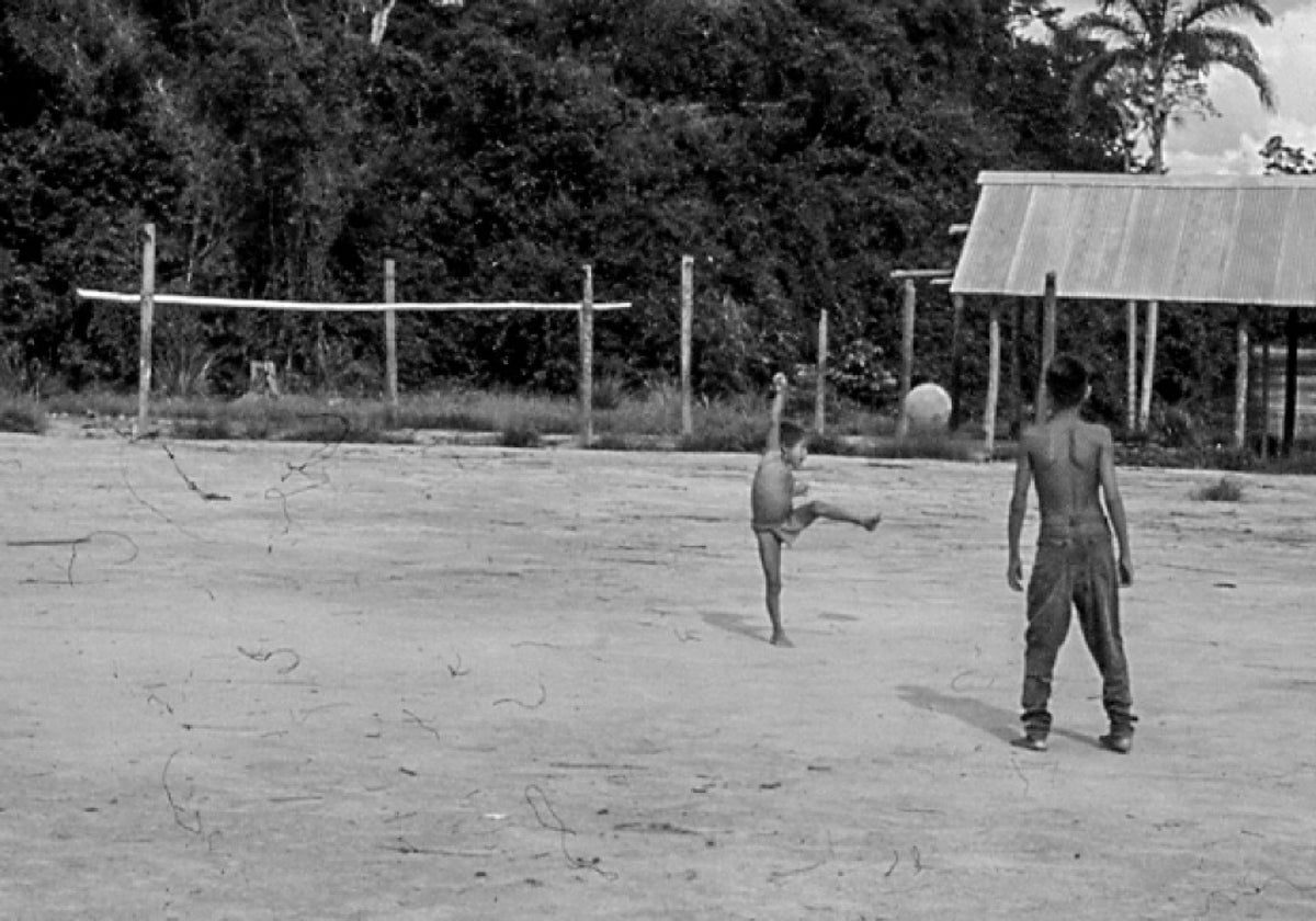 Dos niños yanomami juegan fútbol en un chabono, dentro de la reserva de biosfera del Orinoco.