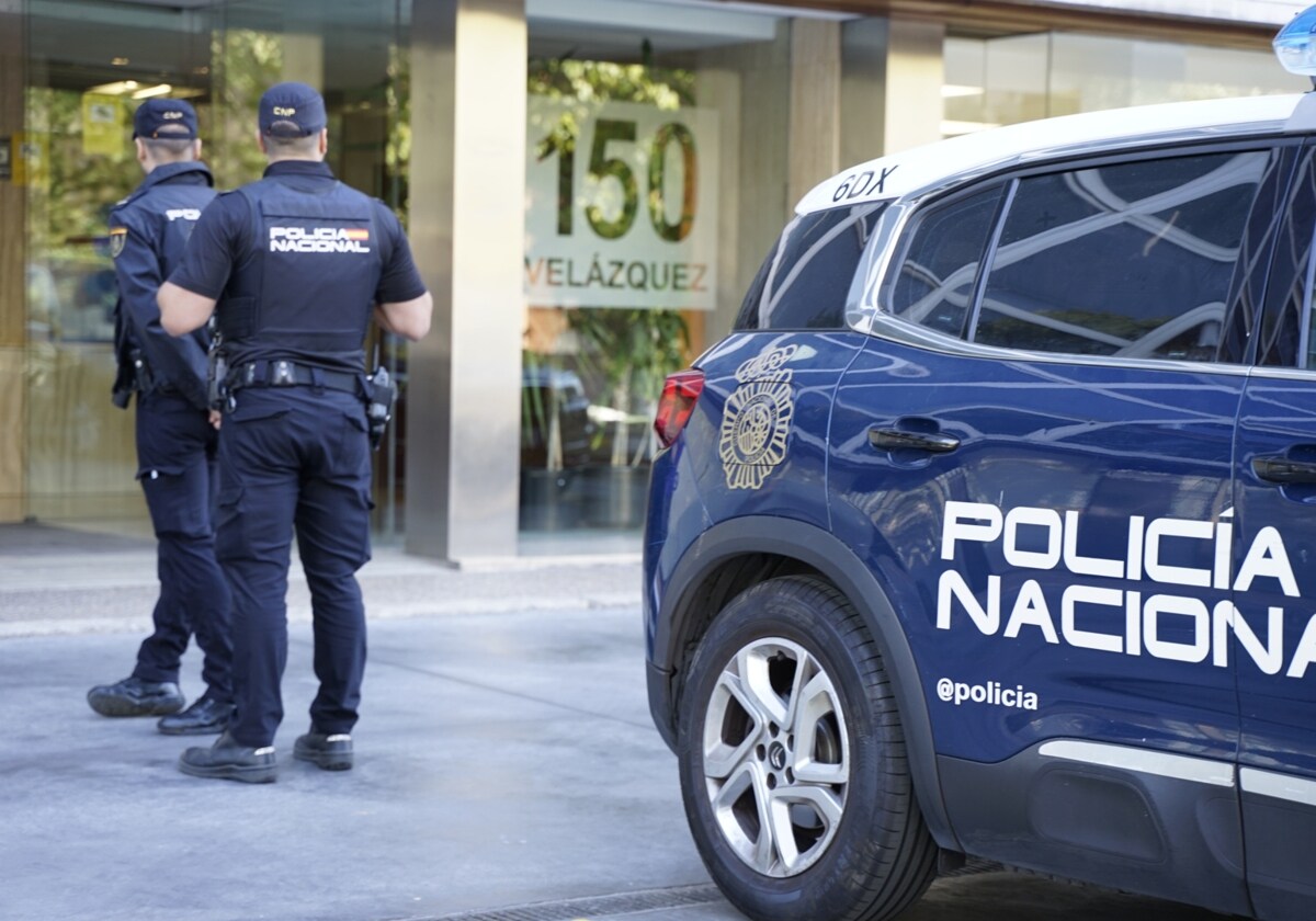 Policías de protección estática este martes frente a la Embajada de Israel en la calle Velázquez en Madrid
