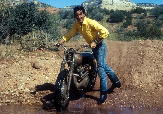 Elvis Presley disfrutando con su Triumph