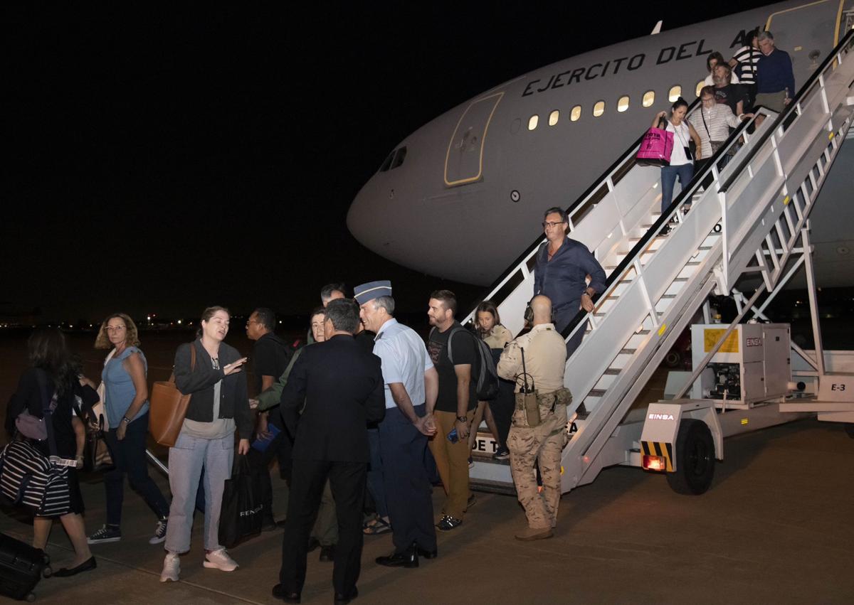 Imagen secundaria 1 - Imagen de los españoles llegados en el primer avión desde Israel.