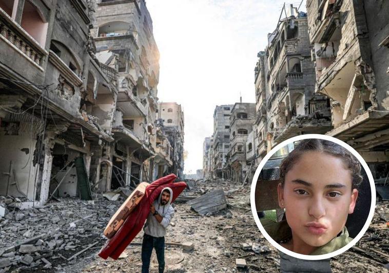 Un hombre camina con unos colchones entre la destrucción en un barrio arrasado de la ciudad de Gaza. Abajo a la derecha, la joven Maya Villalobo.