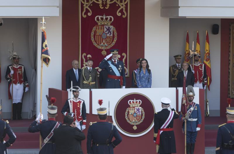 Los Reyes y la Princesa de Asturias presiden el desfile del 12 de octubre.