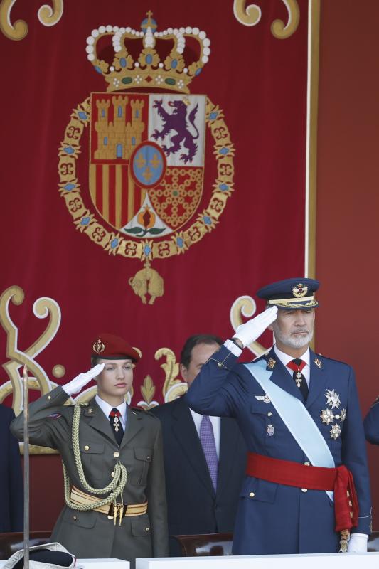 La princesa de Asturias, Leonor y el rey Felipe VI, saludan este jueves en el desfile del Día de la Fiesta Nacional en Madrid.