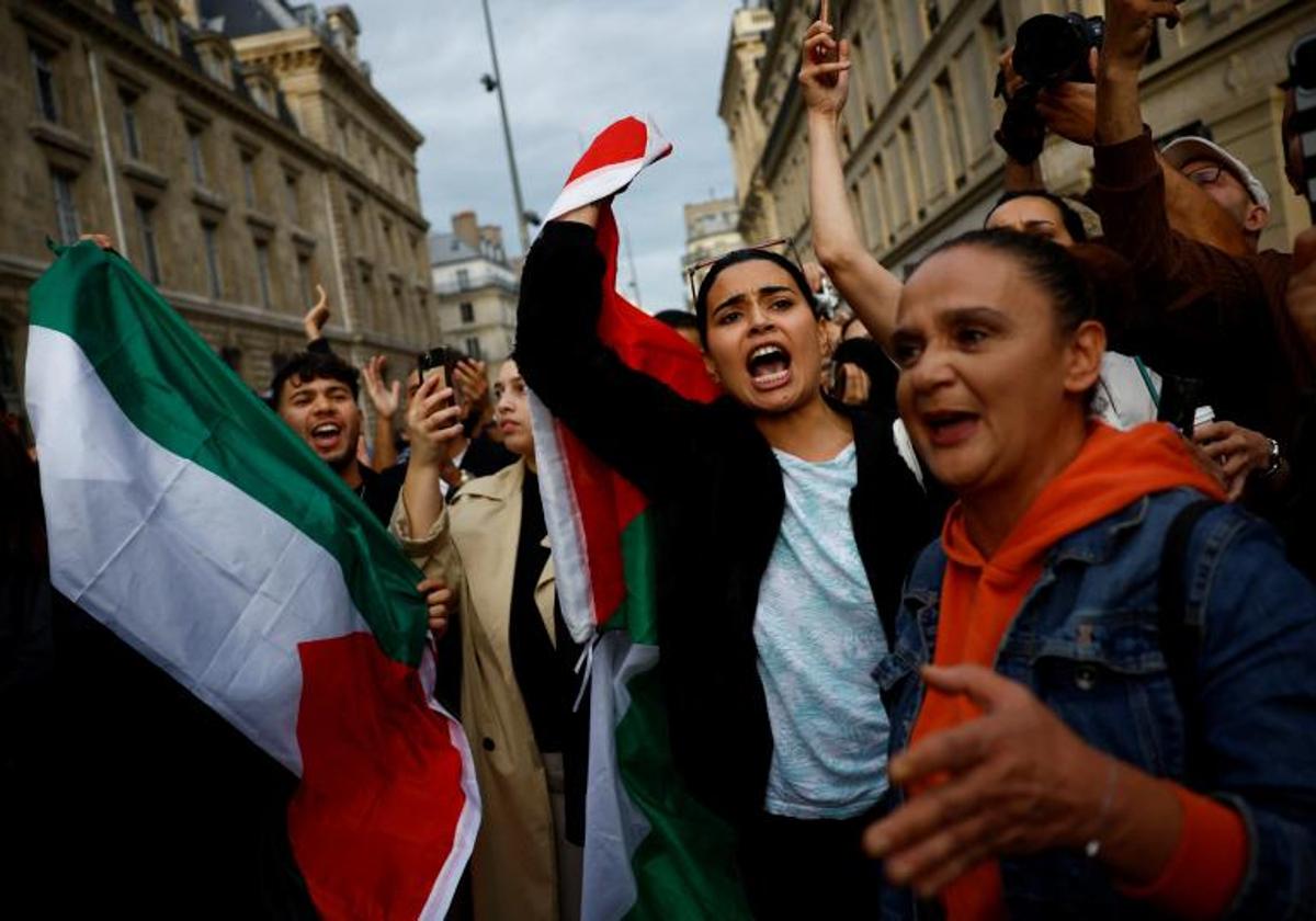 Muestras de apoyo al pueblo palestino en una manifestación no autorizada, este jueves en París.