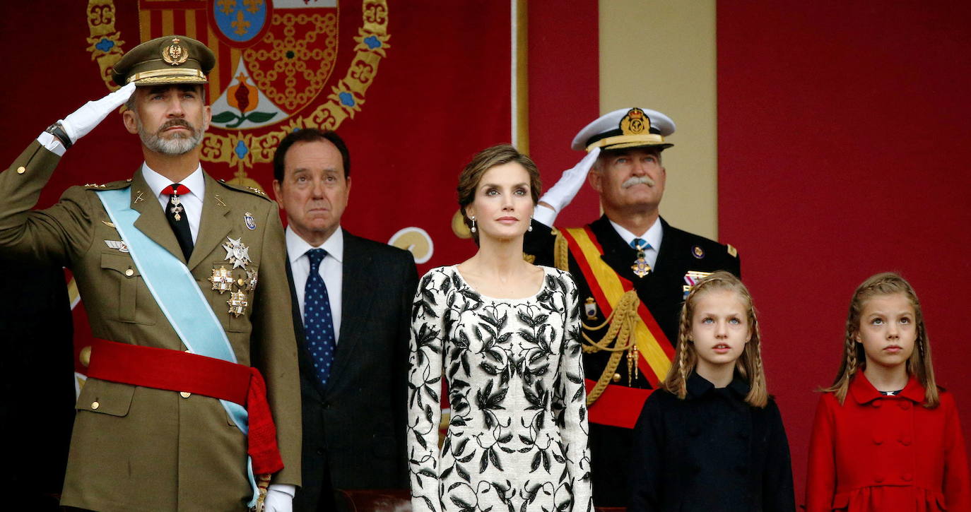 Si algo demostraron tanto la princesa Leonor como la infanta Sofía en sus primeros actos oficiales con motivo del 12 de octubre fue que su espontaneidad ganaba puntos ante el férreo protocolo que de ellas se esperaba. De ahí que la reina Letizia, año a año, dejara más libertad a sus hijas, que gesticulaban con naturalidad durante el desfile.