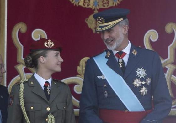 Leonor junto a su padre en el desfile de este año