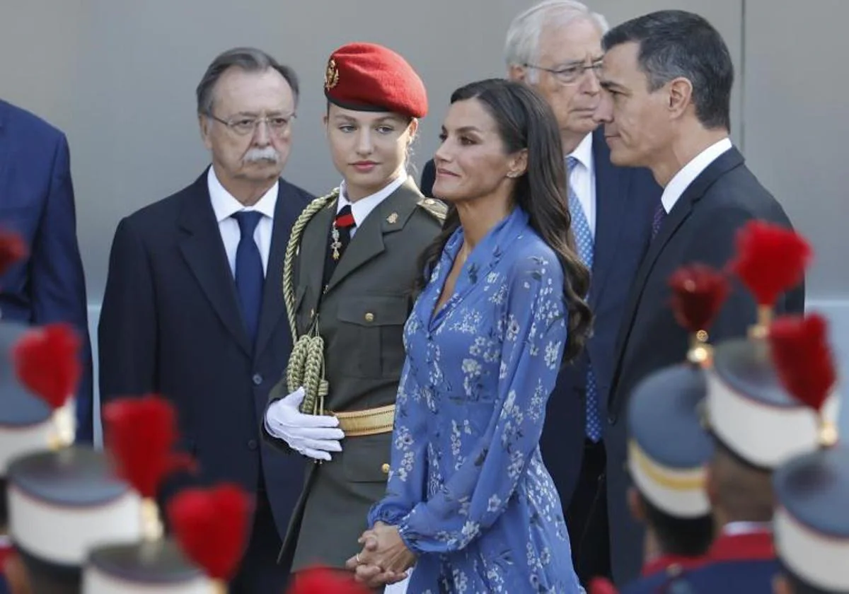 Doña Letizia, junto a la princesa Leonor y el presidente, Pedro Sánchez.