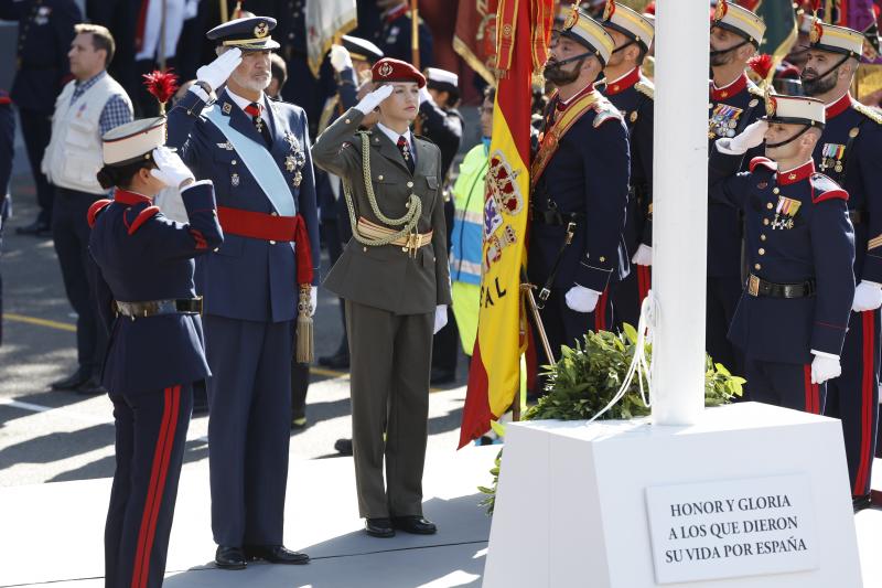 La princesa de Asturias, Leonor y el rey Felipe VI, saludan este jueves en el desfile del Día de la Fiesta Nacional en Madrid