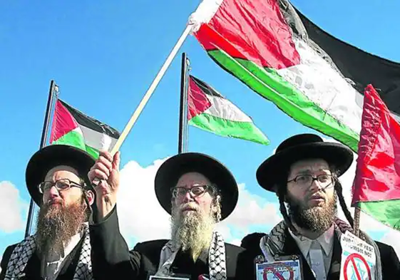 Judíos ultraortodoxos de Neturei Karta, con pañuelos y banderas palestinas, se manifiestan contra la ocupación israelí de la Franja de Gaza.