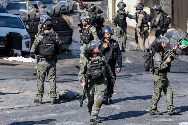 Una patrulla israelí vigila durante una manifestación a favor de los palestinos en el sur del país.