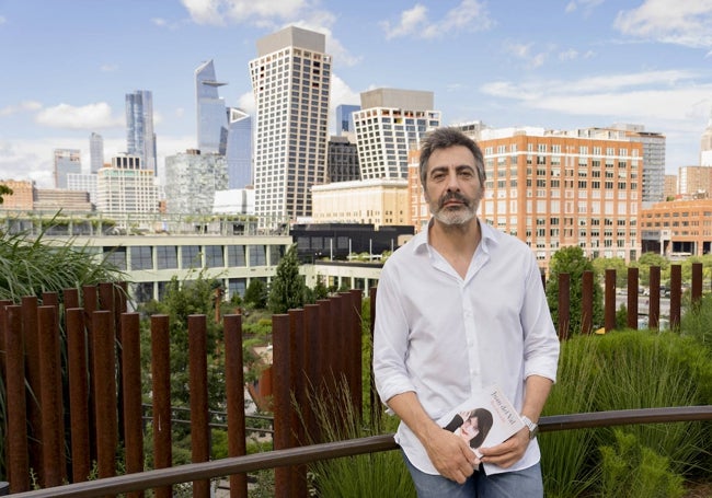 Juan del Val, ante el paisaje urbano y cambiante del sur de Manhattan.