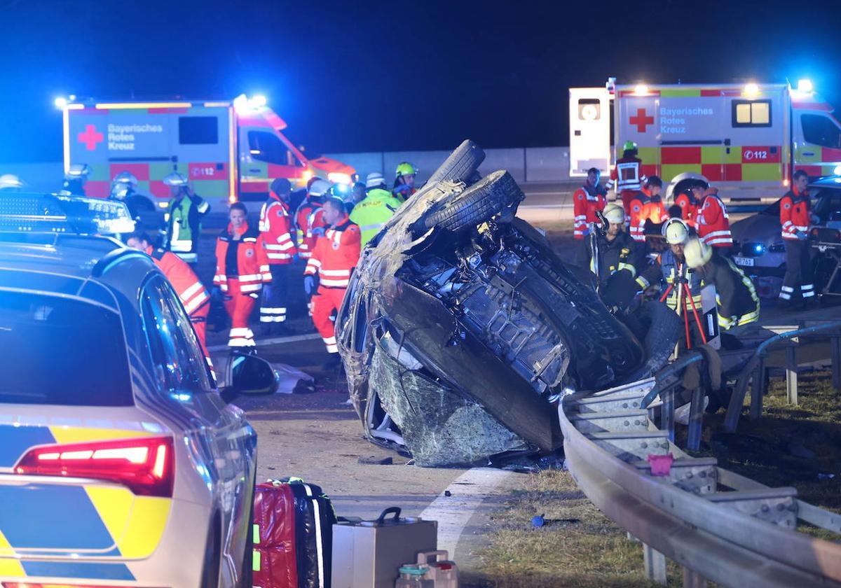 Los servicios de emergencia trabajan en el lugar donde siete personas murieron tras un accidente en una autopista de Baviera