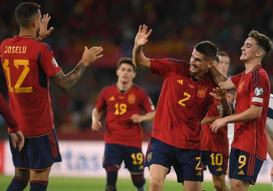 Oihan Sancet celebra el gol que marcó en su estreno como internacional ante Escocia.