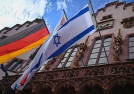 Las banderas alemana e israelí ondea en la fachada del Ayuntamiento de Fráncfort.