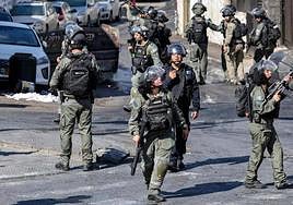 Una patrulla israelí vigila durante una manifestación a favor de los palestinos en el sur del país.