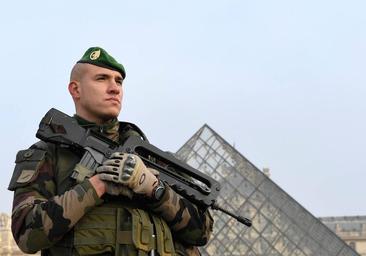 Francia desaloja sus monumentos y redobla la presencia de soldados en las calles