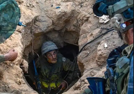 Un soldado israelí inspecciona un túnel