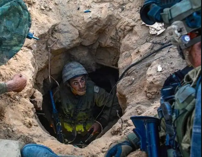 Un soldado israelí inspecciona un túnel