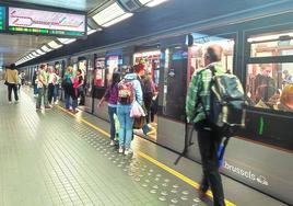 Pasajeros del metro en una estación del centro de Bruselas.