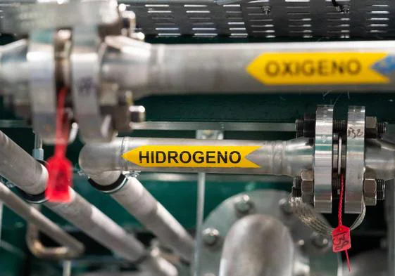 Instalación del electrolizador productor de hidrógeno en la refinería de Petronor, en Muskiz (Vizcaya).