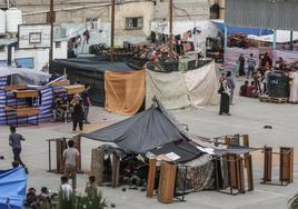 Los refugiados que llegan al sur tienen que montar campamentos improvisados en patios y jardines.