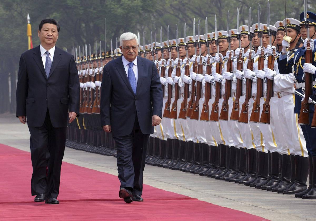 Imagen principal - Líderes chinos de ayer y hoy, como los presidentes Xi Jinping y Hu Jintao, con sus homólogos palestinos e israelíes, Mahmoud Abbas y Shimon Peres.