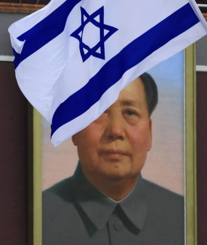 Imagen secundaria 2 - Líderes chinos de ayer y hoy, como los presidentes Xi Jinping y Hu Jintao, con sus homólogos palestinos e israelíes, Mahmoud Abbas y Shimon Peres.