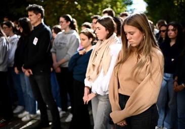 Francia dedica un minuto de silencio a los dos profesores asesinados por radicales islamistas