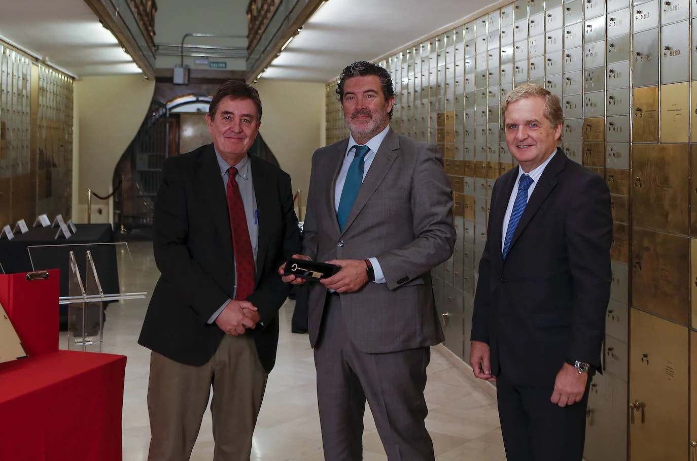 En el centro, Julián Quirós, director de ABC, entre Luis García Montero, director del Instituto Cervantes e Ignacio Ybarra, presidente de Vocento.