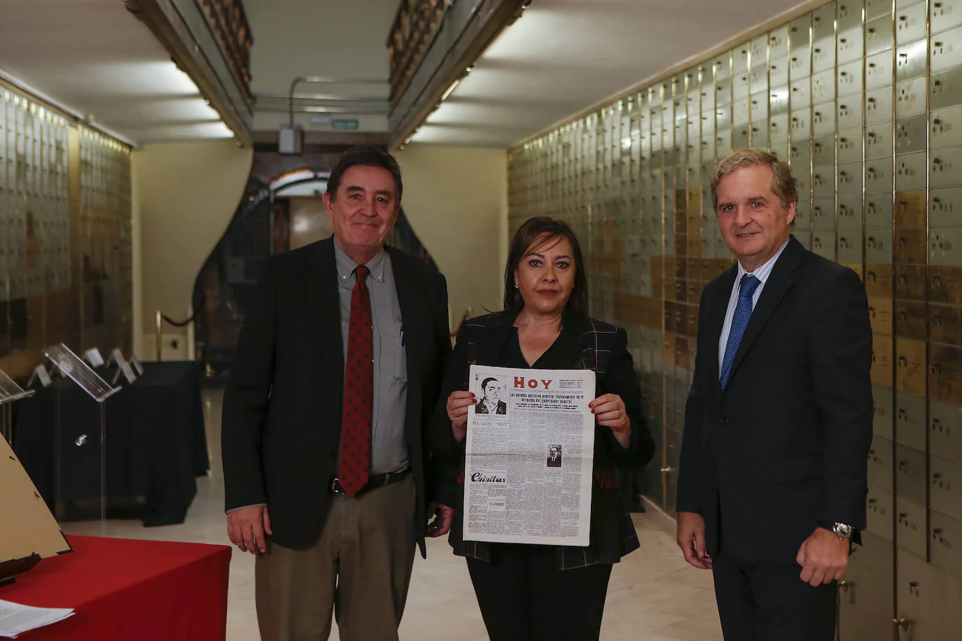 En el centro, Mar Domínguez, directora del Hoy, entre Luis García Montero, director del Instituto Cervantes e Ignacio Ybarra, presidente de Vocento.