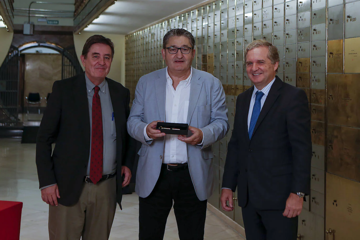 En el centro, Óscar Campillo, director de Relevo, entre Luis García Montero, director del Instituto Cervantes e Ignacio Ybarra, presidente de Vocento.
