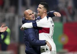 Cristiano Ronaldo se abraza con Roberto Martínez tras uno de los dos goles que anotó el luso ante Bosnia