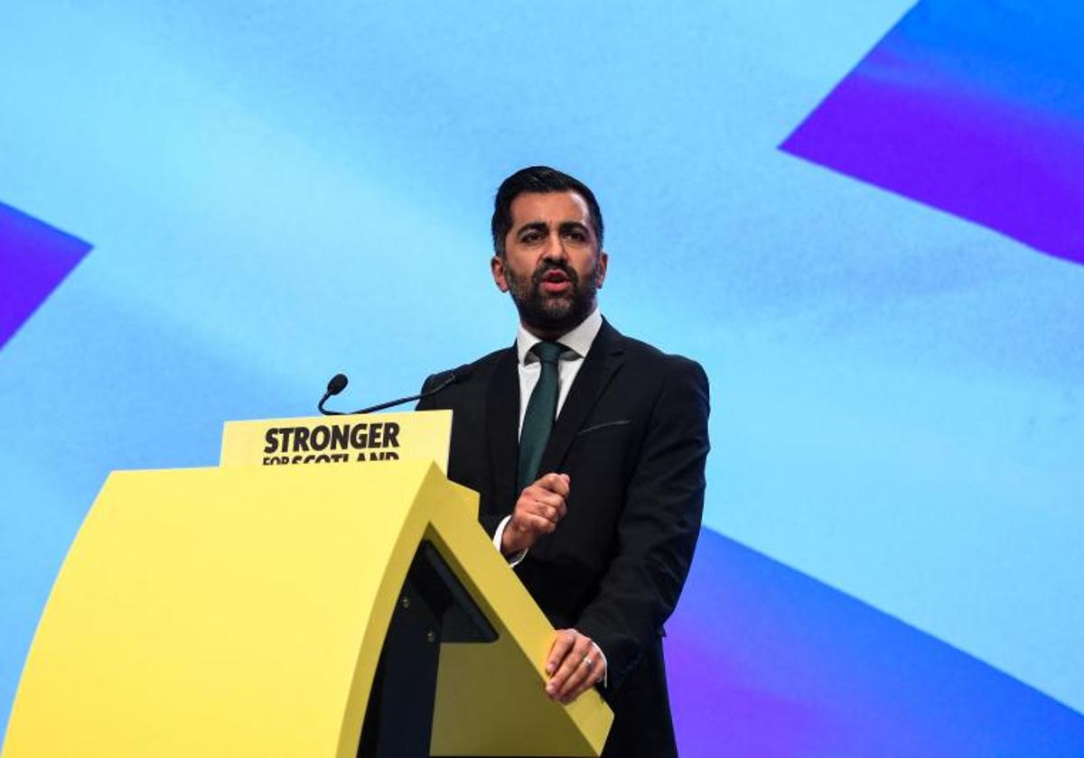 El ministro principal de Escocia, Humza Yousaf, pronuncia un discurso durante el congreso del SNP.