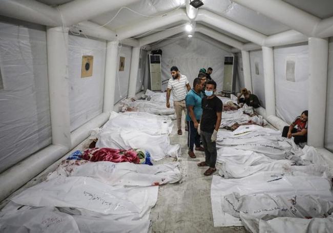 Cuerpos de palestinos muertos fallecidos en ataques aéreos israelíes en la Franja.