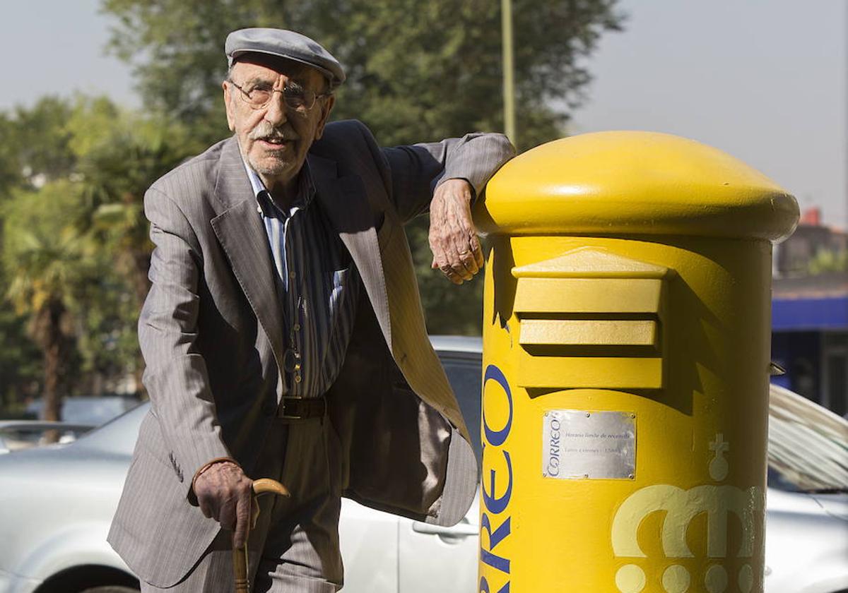 Jesús Guzmán, junto a un buzón de Correos.