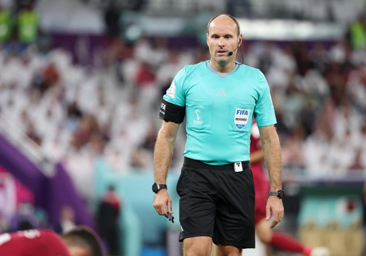 Antonio Mateu Lahoz, durante un partido del Mundial de Catar 2022.