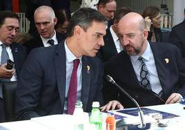 El presidente del Gobierno, Pedro Sánchez, con el presidente del Consejo Europeo, Charles Michel.