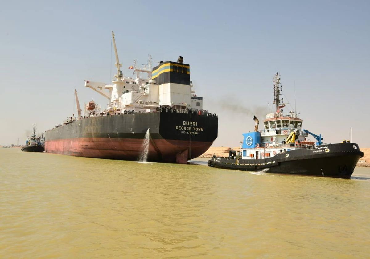 Petrolero en el Canal de Suez.