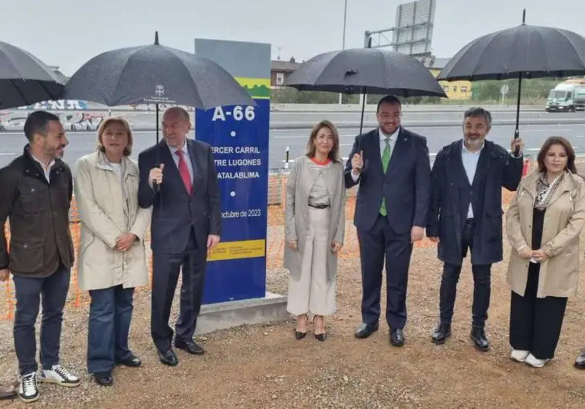 El alcalde de Siero, Ángel García, la delegada del Gobierno, Delia Losa; el presidente de la Junta General, Juan Cofiño; la ministra de Transportes, Raquel Sánchez; el presidente del Principado, Adrián Barbón; el consejero de Fomento, Alejandro Calvo y la diputada Adriana Lastra.