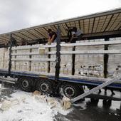 Agricultores franceses bloquean la entrada de camiones con vino desde España