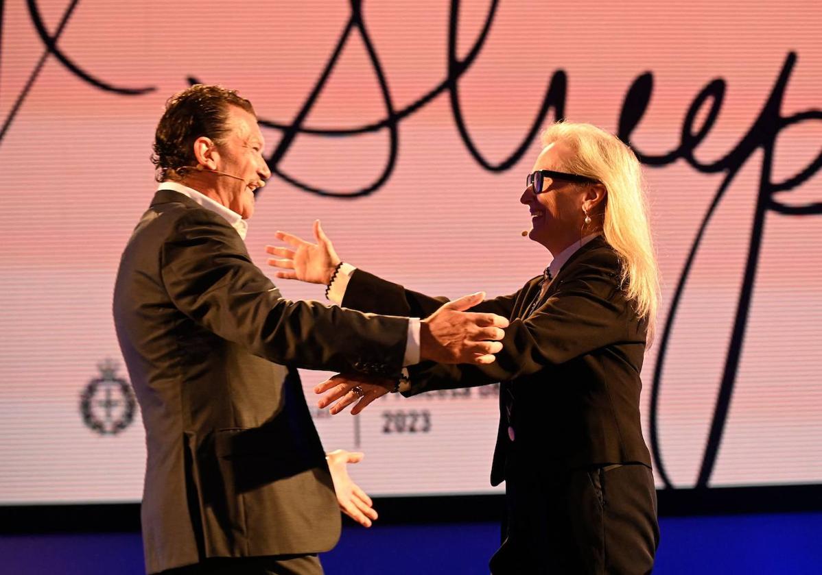 Antonio Banderas y Meryl Streep se saludan antes de charlar, este miércoles en Oviedo.